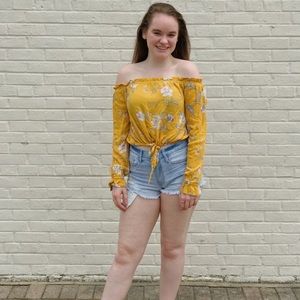 Kendall and Kylie off the shoulder 🌙💛🍯🌼